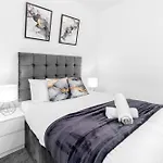 Luxury Apartment - 2 Bedrooms - Balcony - Parking - Netflix - Wifi - 7Mc