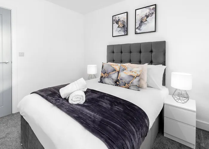 Luxury Apartment - 2 Bedrooms - Balcony - Parking - Netflix - Wifi - 7Mc